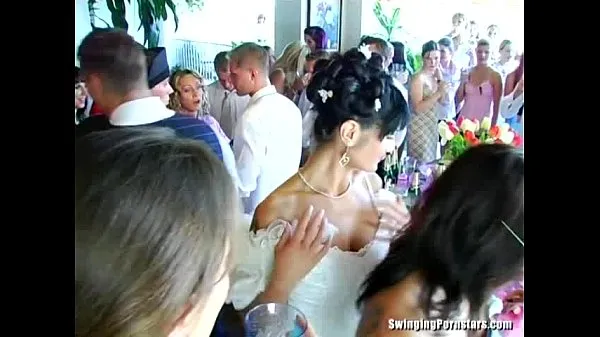 Bekijk Wedding whores are fucking in public warme video's