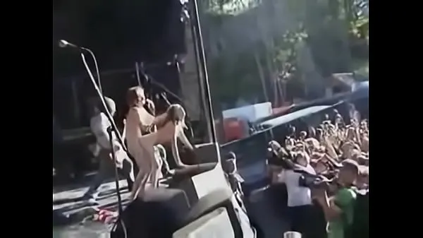 Se Couple fuck on stage during a concert varme videoer