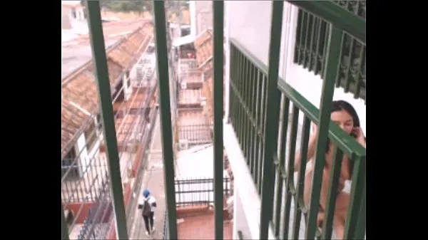 Pozrite si naked on the balcony zaujímavé videá