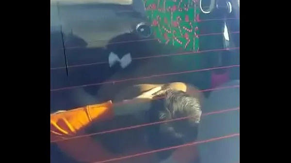Regardez Couple pris à faire 69 en voiture vidéos chaleureuses