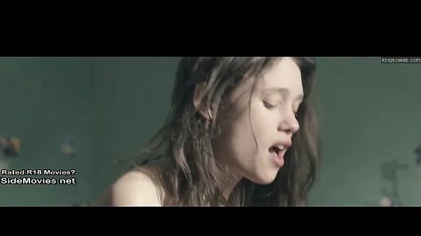 Assista Cena de sexo quente de Astrid Berges Frisbey do filme vídeos quentes