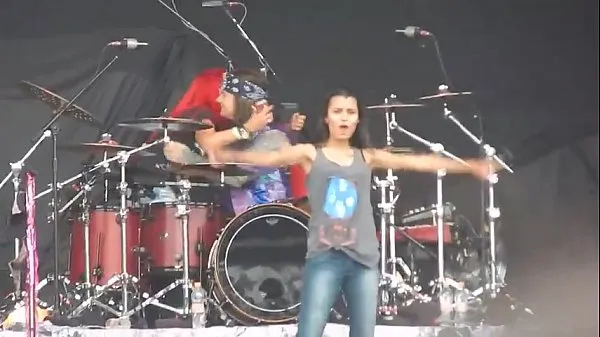 Tonton Girl mostrando peitões no Monster of Rock 2015 Video hangat
