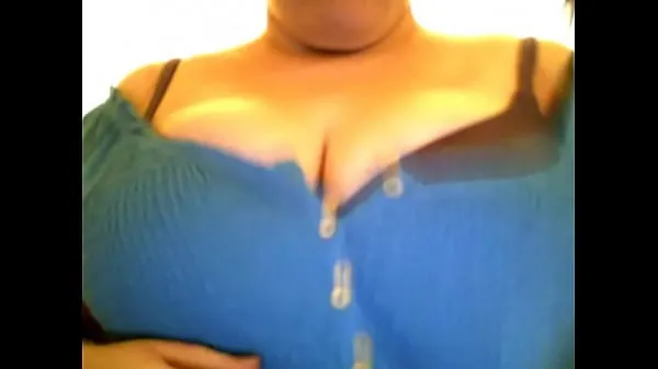 Se Unbuttoning and buttoning shirt nice cleavage varme videoer