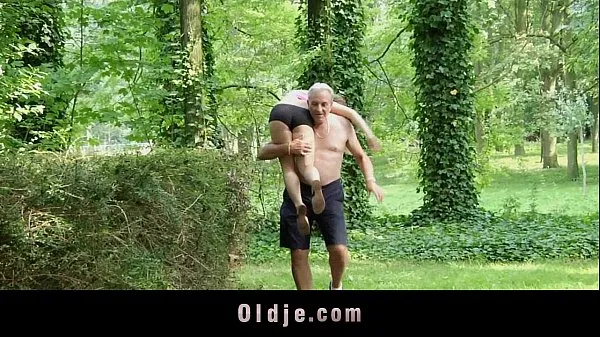 Bekijk Nagging little bitch gets old cock punishment in the woods warme video's