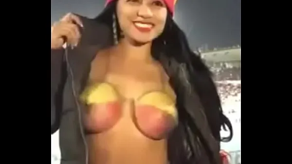 Посмотрите Ecuatoriana enseñando las tetas en partido de futbol теплые видео