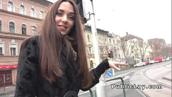Pozrite si Hot Russian Milf picked up in public zaujímavé videá