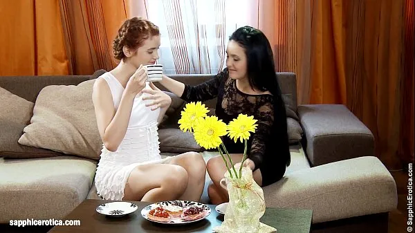 Guarda Coffeetime Tryst - di Sapphic Erotica sesso lesbo con Agnessa Lilianna video caldi