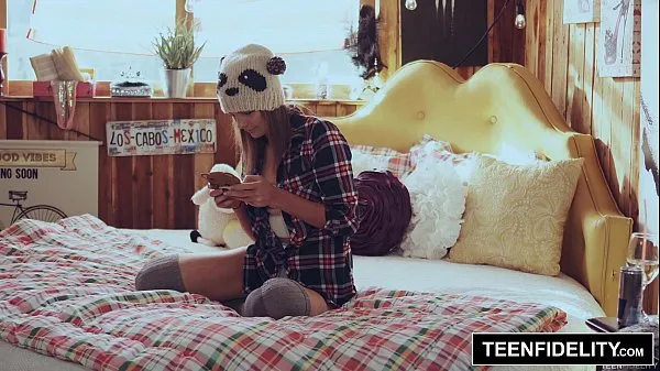 Nézze meg TEENFIDELITY - Creampie Surprise From Stepdad In Shyla Ryder's Pussy meleg videókat