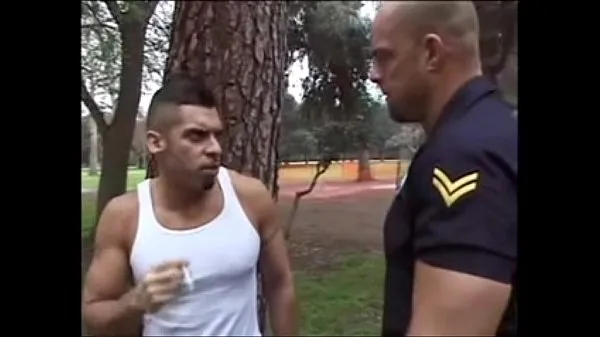 Přehrát hot gay cops zajímavá videa