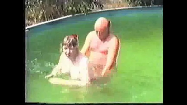 Tonton Older amateur couple in pool Video hangat