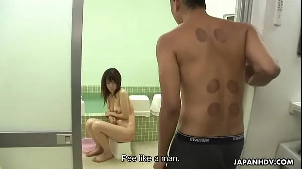 Tonton Asian slut made to pee before the pervy dude Video hangat