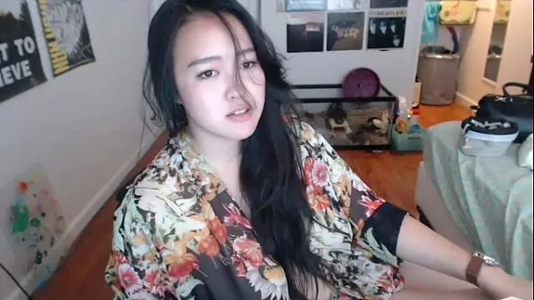 Посмотрите Редкая фигуристая азиатка перед камерой теплые видео