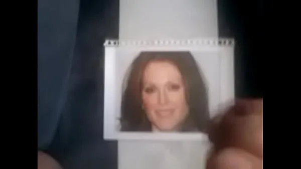 Mira Julianne Moore 2 cálidos videos