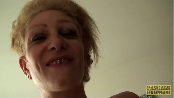 Sehen Sie sich Inked UK Prostituierte rau im Arsch von Maledom geschimpftwarme Videos an