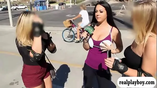 شاهد مقاطع فيديو دافئة Sexy babes flashed their tits on the bus