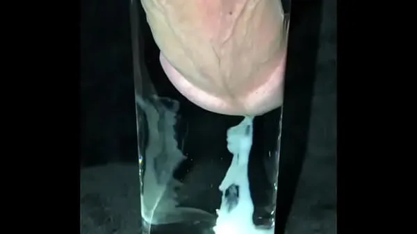 Pozrite si Cumshot in a Glass of Water zaujímavé videá