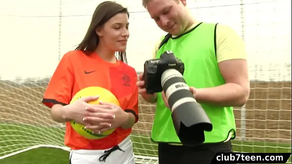 Regardez Une footballeuse jeune fille baise un photographe vidéos chaleureuses