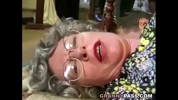 Mira La abuela alemana no puede esperar para follar al joven repartidor cálidos videos