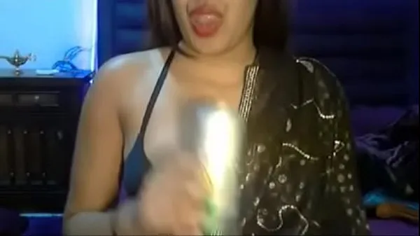 Oglejte si busty indian chick stripping saree on cam fingering toplih videoposnetkov