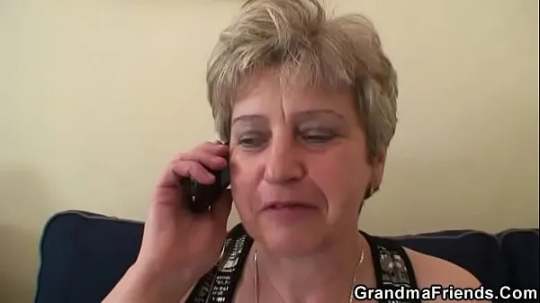 Guarda La vecchia nonna affamata di cazzi ingoia due cazzi video caldi