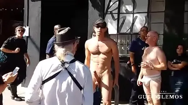 Sehen Sie sich Street Jerking bei Folsom 2017warme Videos an