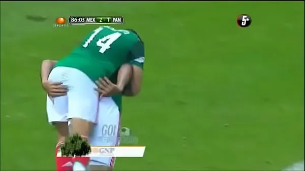 Titta på Raul Jimenez sticks his fingers in Chicharito's ass varma videor