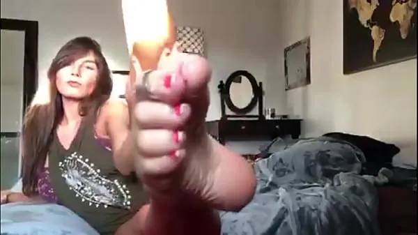 Pozrite si Beautiful Brunette Showing Off Her Incredible Teenage Feet and Toes zaujímavé videá