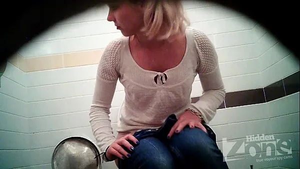 Sehen Sie sich Erfolgreiches Voyeur-Video von der Toilette. Blick von den beiden Kameraswarme Videos an