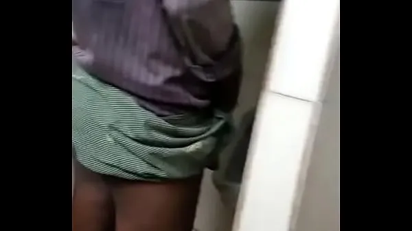 Assista mijando e segurando o pau de desi gay labour em lungi vídeos quentes