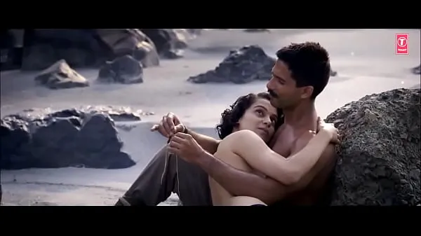 Kangana Ranaut Topless nude scene गर्मजोशी भरे वीडियो देखें