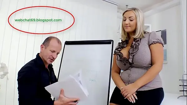 Посмотрите Грудастая жируха соблазняет мужика-чертежника на секс на рабочем месте сиськами и раком теплые видео