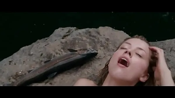 观看Amber Heard Nude Swimming in The River Why温馨视频