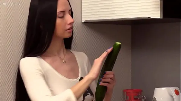 Guarda La vera teenager russa Veronica Snezna in solitaria amatoriale in cucina video caldi