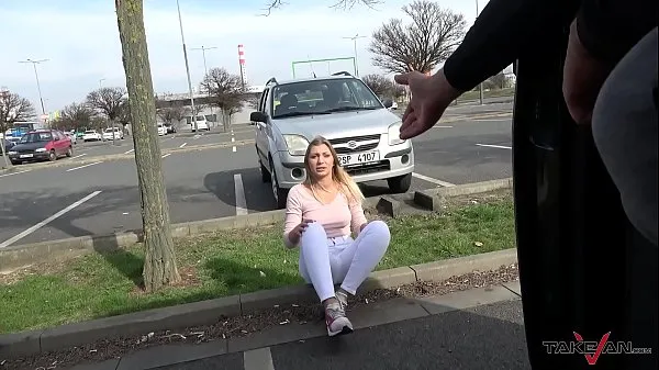 Regardez Blond ennuyé ramassé pour un tour de van et un tour de coq vidéos chaleureuses