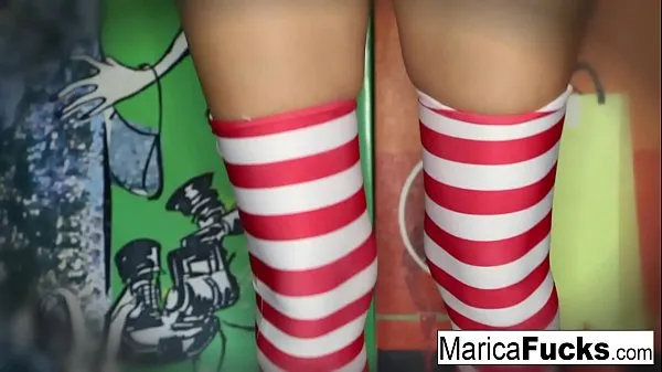 Regardez Marica enlève son costume et joue avec elle-même vidéos chaleureuses