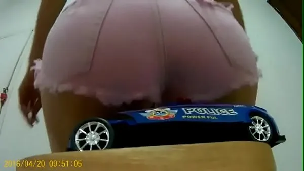 Sıcak Videolar Sentando gostoso em cima do carro de brinquedo izleyin