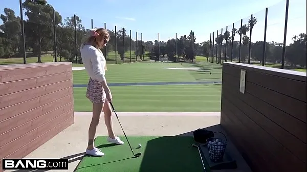 Se Nadya Nabakova puts her pussy on display at the golf course varme videoer