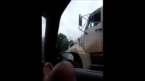 Regardez En hommage à la grève des chauffeurs de camion, cette femme sauvage avait peur à l'intérieur de la voiture en train de filmer le camion qui passait à côté - tombé sur le net VIDEO COMPLETO https vidéos chaleureuses