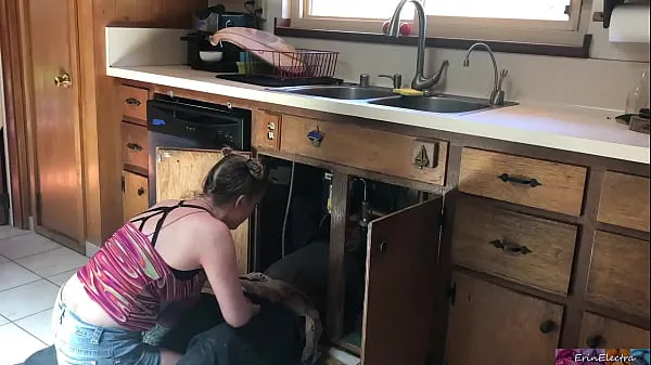 Oglejte si Her stepmom doesn't know she fucked the plumber toplih videoposnetkov