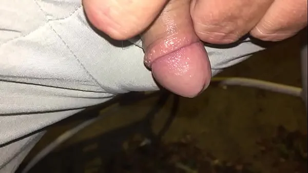 Regardez Petite bite pisse dehors vidéos chaleureuses