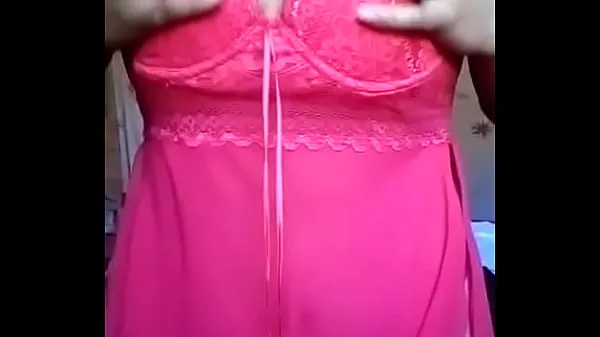 Regardez Brunette couleur du péché montrant un pull rose transparent vidéos chaleureuses