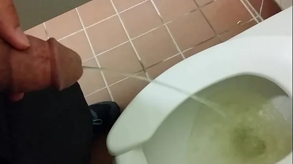 Se Pissing in another public toilet varme videoer