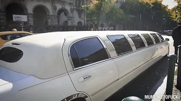 Oglejte si Milfs Kayla Green & Angelina Brill fucked real hard in luxurious limousine toplih videoposnetkov