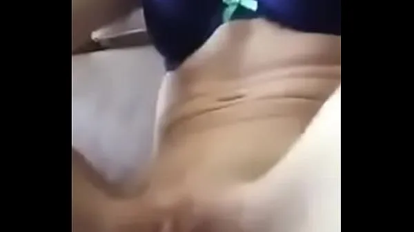 Katso Young girl masturbating with vibrator lämmintä videota