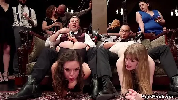 Tonton Slaves sucking at bdsm orgy Video hangat