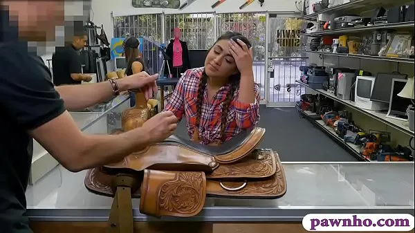 Titta på Country girl gets asshole boned by horny pawnshop owner varma videor
