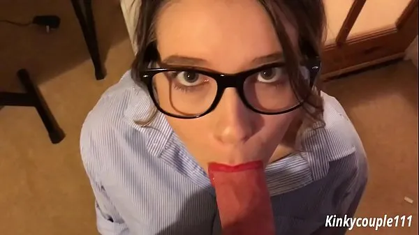 Guarda Geeky Employee 1 - Il dipendente è ricattato nel succhiare il cazzo - kinkycouple111 video caldi