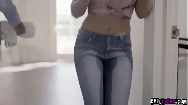 Tonton Teen pisses herself infront of stepdad who now must clean up the wet mess Video hangat