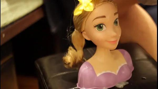 Regardez Rapunzel (Disney) reçoit un soin du visage vidéos chaleureuses