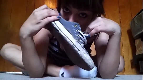 Chica hermosa se quita los converse y calcetines para mostrar sus ricos pies sudados따뜻한 동영상 보기